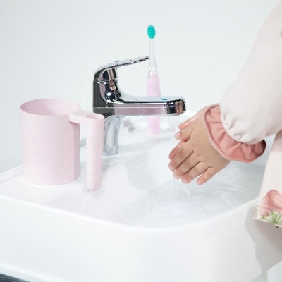 Bacia de lavagem de plástico de tamanho infantil com pedestal de pé